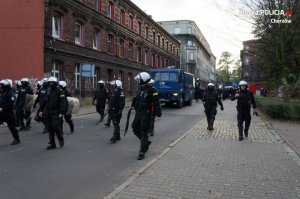 policjanci zabezpieczają przemarsz kibiców