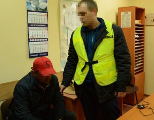 policjant z zatrzymanym