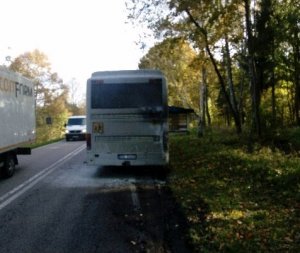 Policjanci ugasili płonący autobus