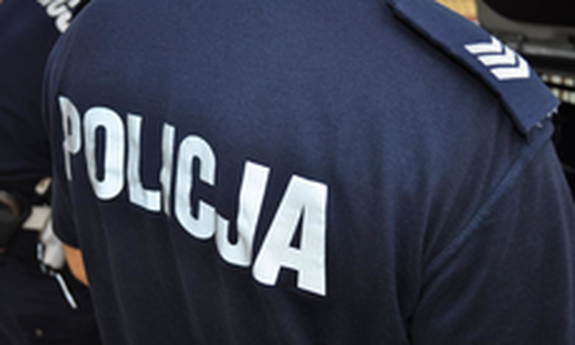 napis policja na koszuli policjanta