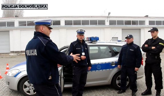 Policjanci ruchu drogowego doskonalą technikę jazdy innych funkcjonariuszy