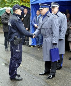 Zastępca Komendanta Głównego Policji nadinsp. Jan Lach, w towarzystwie Komendanta Wojewódzkiego Policji z siedzibą w Radomiu insp. Tomasza Michułki symbolicznie wręczają klucze