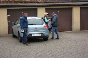 policjanci z zatrzymaną