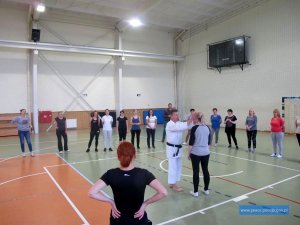 policjanci szkolą pracowników socjalnych