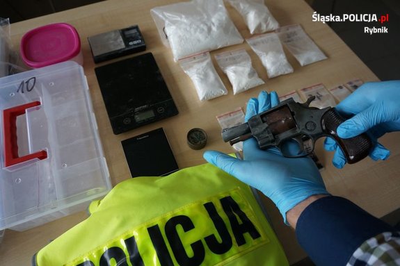Policjanci zabezpieczyli broń i dopalacze