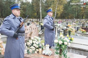 Warta honorowa przy grobie śp. sierż. Grzegorza Załogi