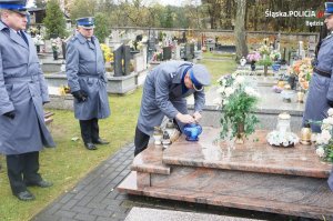 Warta honorowa przy grobie śp. sierż. Grzegorza Załogi