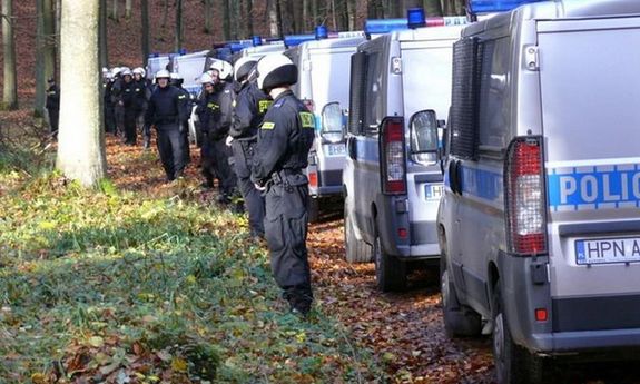 policjanci podczas akcji poszukiwawczej