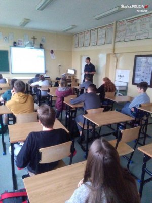 St. asp. Adam Rogala podczas spotkania z uczniami w szkole