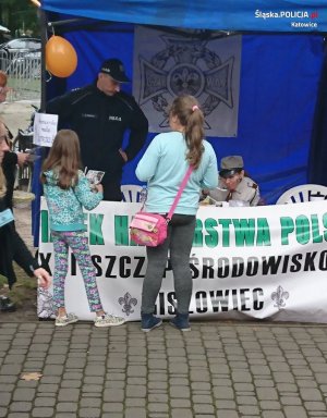 St. asp. Adam Rogala podczas pikniku na stoisku promocyjnym policji