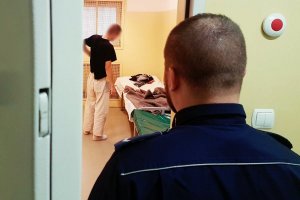 policjanci prowadzą czynności z zatrzymanym