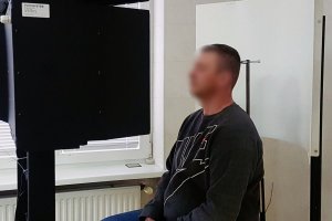 policjanci prowadzą czynności z zatrzymanym