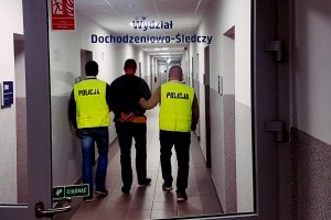 policjanci prowadzą czynności z zatrzymanym