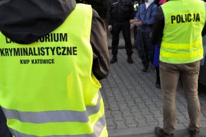 policjanci prowadzą zatrzymanego