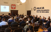 Spotkanie z zarządcami galerii i szefami ochrony w Komendzie Wojewódzkiej Policji we Wrocławiu w sprawie bezpieczeństwa na terenie dużych obiektów handlowych