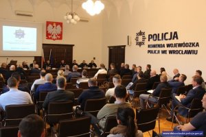 Spotkanie z zarządcami galerii i szefami ochrony w Komendzie Wojewódzkiej Policji we Wrocławiu w sprawie bezpieczeństwa na terenie dużych obiektów handlowych