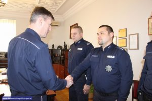 Policjanci z komisariatu wodnego nagrodzeni za uratowanie życia