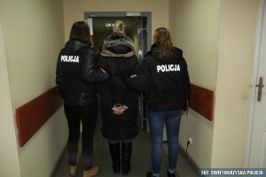 policjantki prowadzą zatrzymaną kobietę