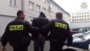 zatrzymany prowadzony przez policjantów