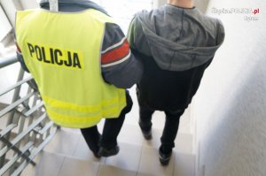 policjanci z zatrzymanym