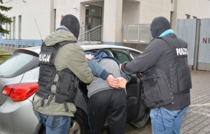 policjanci z zatrzymanym