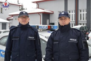 Policjanci uratowali małżeństwo z zadymionego domu