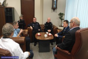 Szef MSWiA i Komendant Główny Policji odwiedzili w szpitalu rannego policjanta
