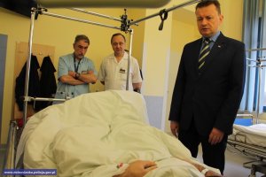 Szef MSWiA i Komendant Główny Policji odwiedzili w szpitalu rannego policjanta