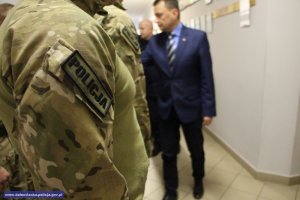 Szef MSWiA i Komendant Główny Policji odwiedzili w szpitalu rannego policjanta