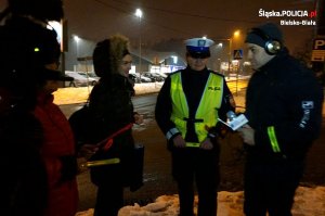 policjanci z wydziału ruchu drogowego bielskiej komendy, przedstawiciele Fundacji na Rzecz Bezpieczeństwa Ruchu Drogowego oraz dziennikarze Radia Bielsko i portalu Bielskie Drogi rozpoczęli drugą kampanię pod hasłem „Widoczni – bezpieczni”