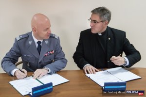 Podpisanie listu intencyjnego przez Komendanta Głównego Policji i ks. Rektora UKSW, Stanisława Dziekońskiego