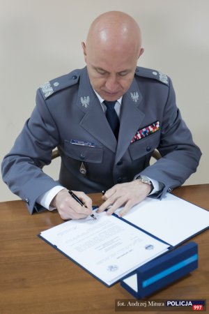 Podpisanie listu intencyjnego przez Komendanta Głównego Policji i ks. Rektora UKSW, Stanisława Dziekońskiego