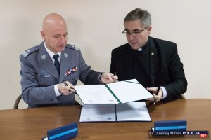 Podpisanie listu intencyjnego przez Komendanta Głównego Policji i ks. Rektora UKSW, Stanisława Dziekońskiego