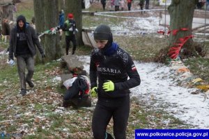 Dzielnicowy ponownie na podium w zawodach biegowych z przeszkodami