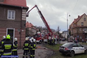 policjanci i strażacy na miejscu zdarzenia