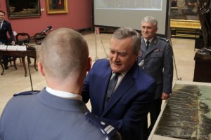 uroczystość odznaczenia policjantów za odnalezienie arcydzieła Maksymiliana Gierymskiego