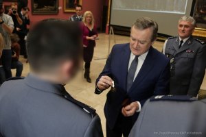 uroczystość odznaczenia policjantów za odnalezienie arcydzieła Maksymiliana Gierymskiego
