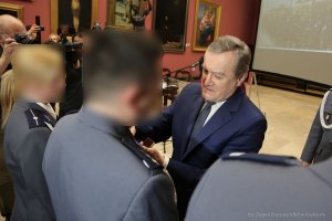 uroczystość odznaczenia policjantów za odnalezienie arcydzieła Maksymiliana Gierymskiego