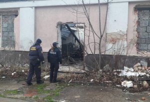 Policjanci wspólnie z funkcjonariuszami Straży Miejskiej sprawdzają miejsca pobytu osób bezdomnych