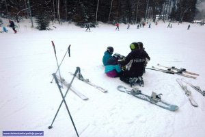 policjanci udzielają pierwszej pomocy