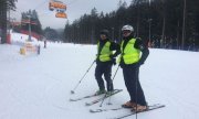policjanci z patrolu narciarskiego