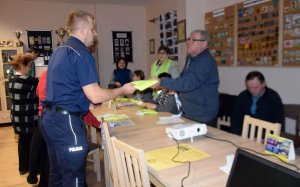 Prudniccy policjanci spotkali się z członkami Polskiego Towarzystwa Turystyczno Krajoznawczego oraz mieszkańcami Szybowic