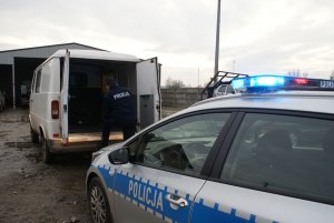 policjant przy samochodzie dostawczym