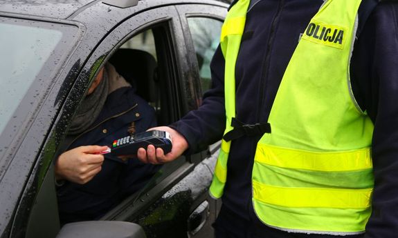 policjant podczas używania terminalu płatniczego