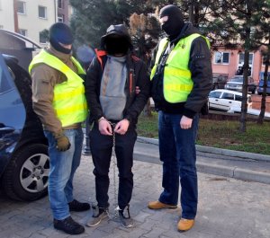 policjanci z zatrzymanym