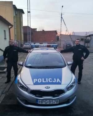 Policjanci z KP Chełmek, którzy ratowali życie kierowcy