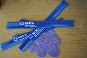 Policjanci rozdają naklejki z okazji Dnia Bezpiecznego Internetu