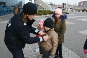 Policjanci rozdają naklejki z okazji Dnia Bezpiecznego Internetu