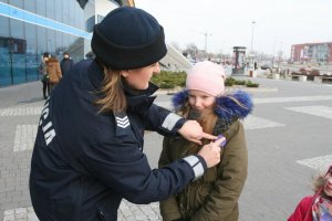 Policjanci rozdają naklejki z okazji Dnia Bezpiecznego Internetu