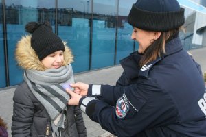 Policjanci rozdają naklejki z okazji Dnia Bezpiecznego Internetu